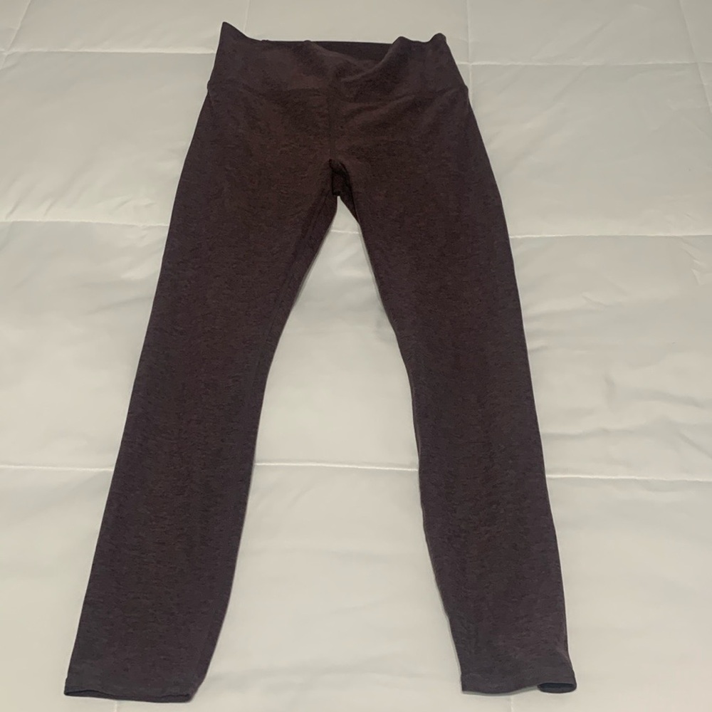 Vuori leggings small Heathered maroon in color